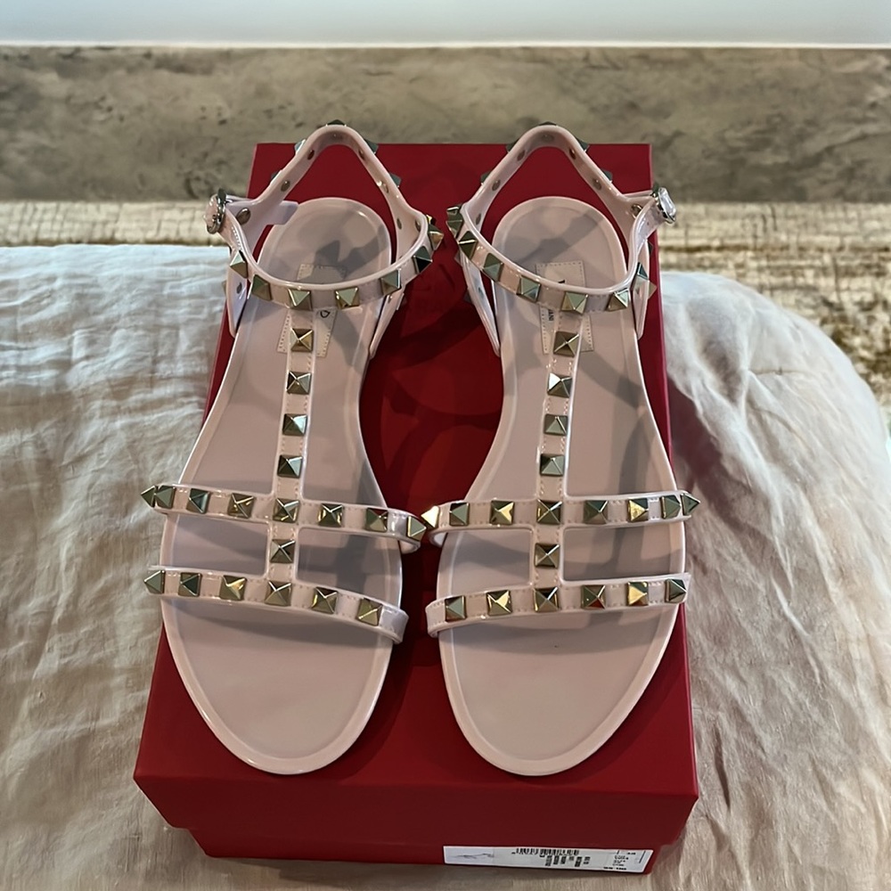 Valentino Garavani ROCKSTUD FLAT RUBBER SANDAL - Picture 3 of 7